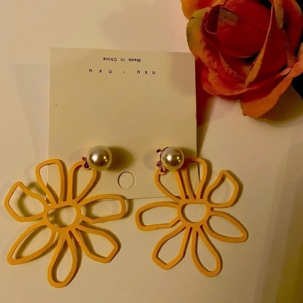 Thank you Floral Drop earrings 1 pear